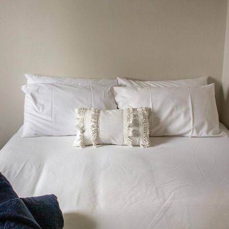 Tates Hotel Уиндзор Екстериор снимка