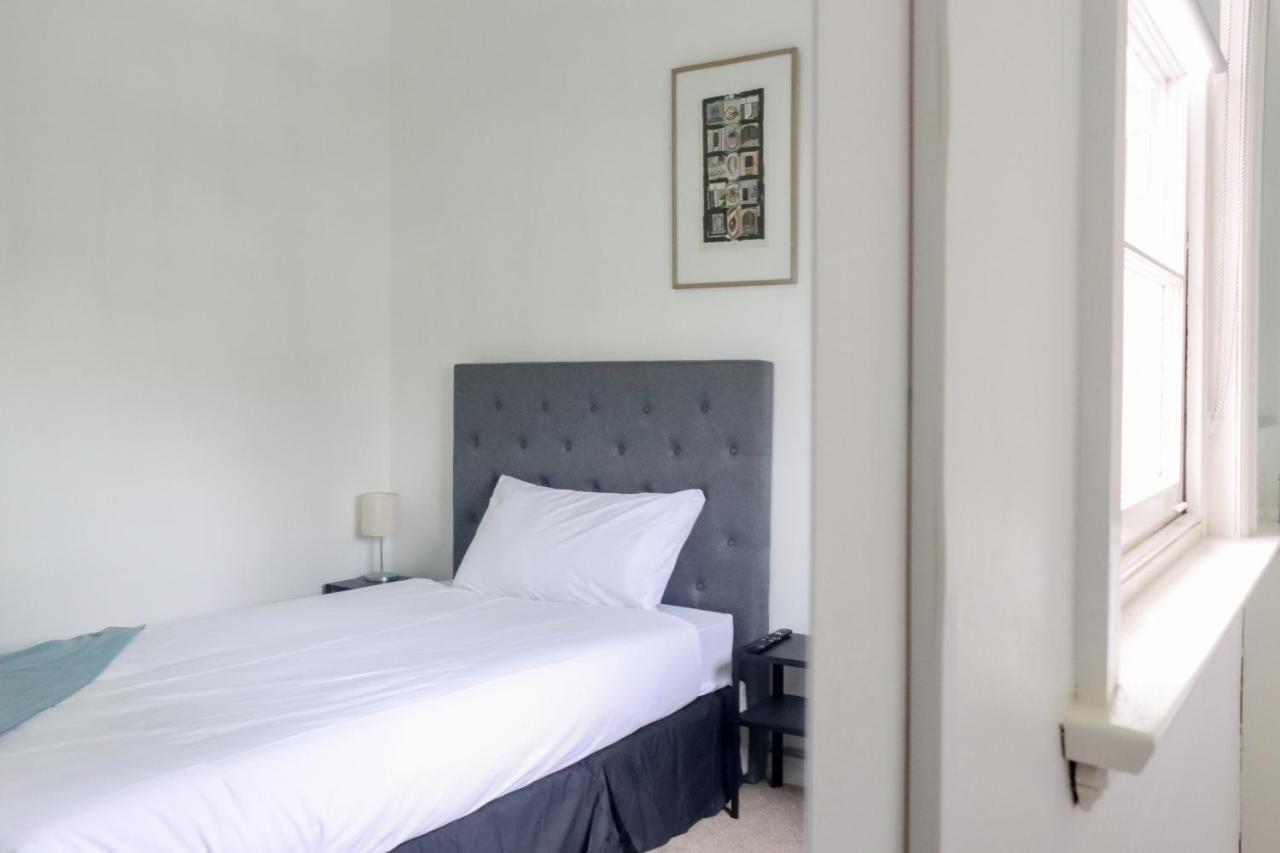 Tates Hotel Уиндзор Екстериор снимка