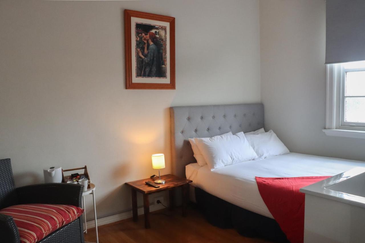 Tates Hotel Уиндзор Екстериор снимка
