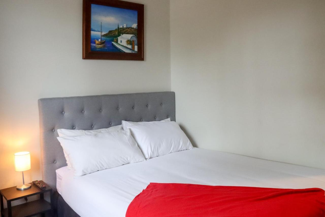 Tates Hotel Уиндзор Екстериор снимка