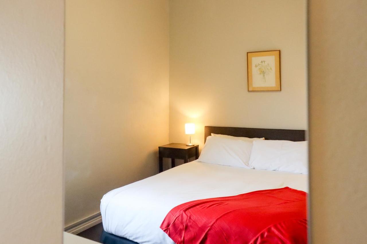 Tates Hotel Уиндзор Екстериор снимка