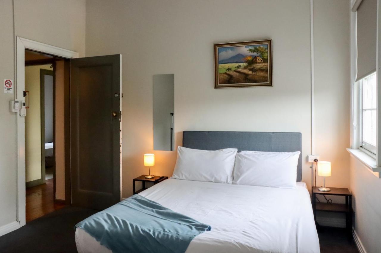 Tates Hotel Уиндзор Екстериор снимка