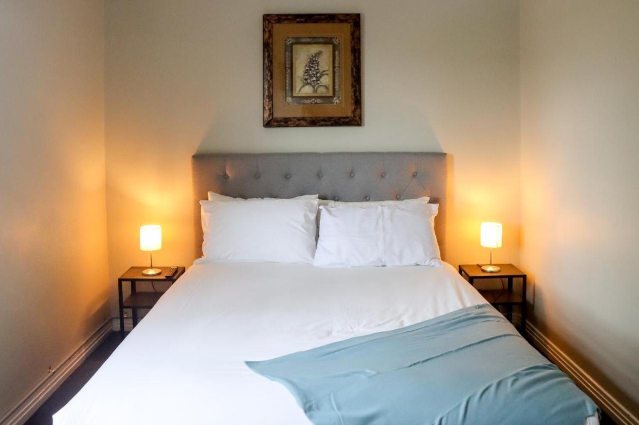 Tates Hotel Уиндзор Екстериор снимка