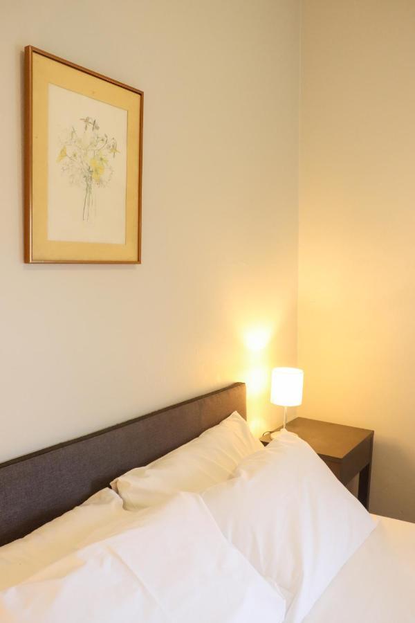 Tates Hotel Уиндзор Екстериор снимка