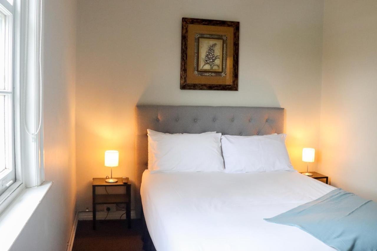 Tates Hotel Уиндзор Екстериор снимка