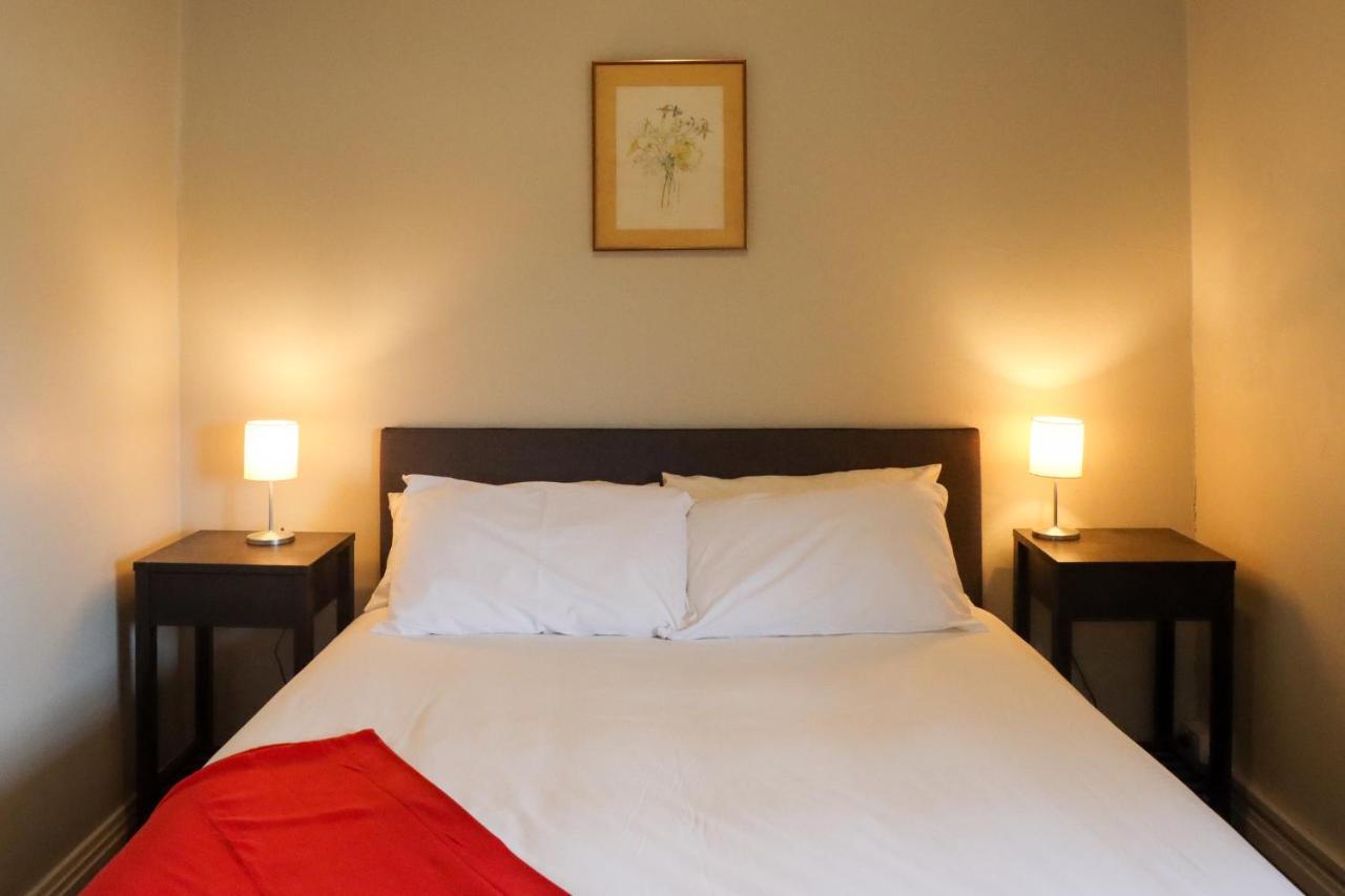 Tates Hotel Уиндзор Екстериор снимка