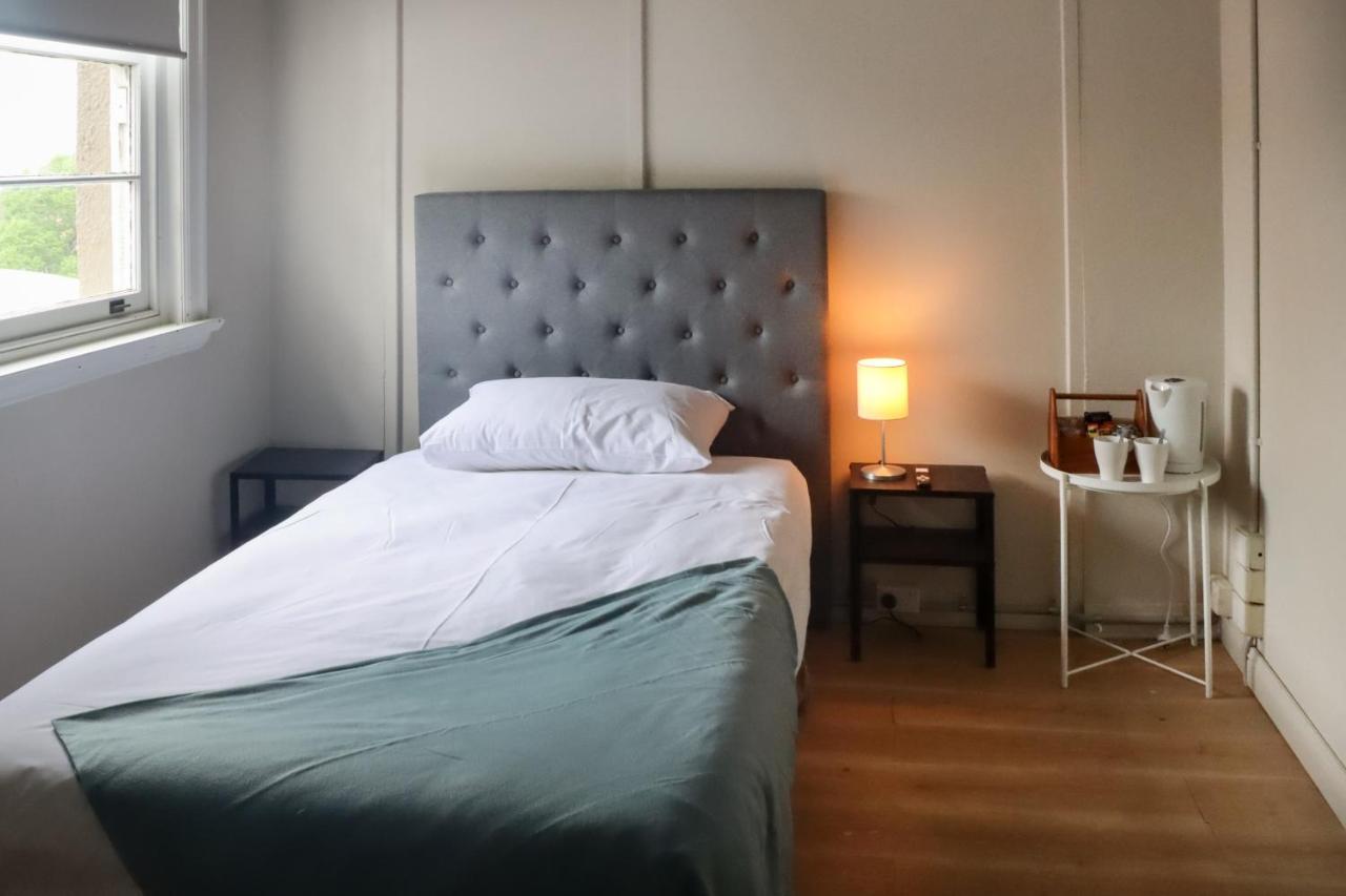 Tates Hotel Уиндзор Екстериор снимка