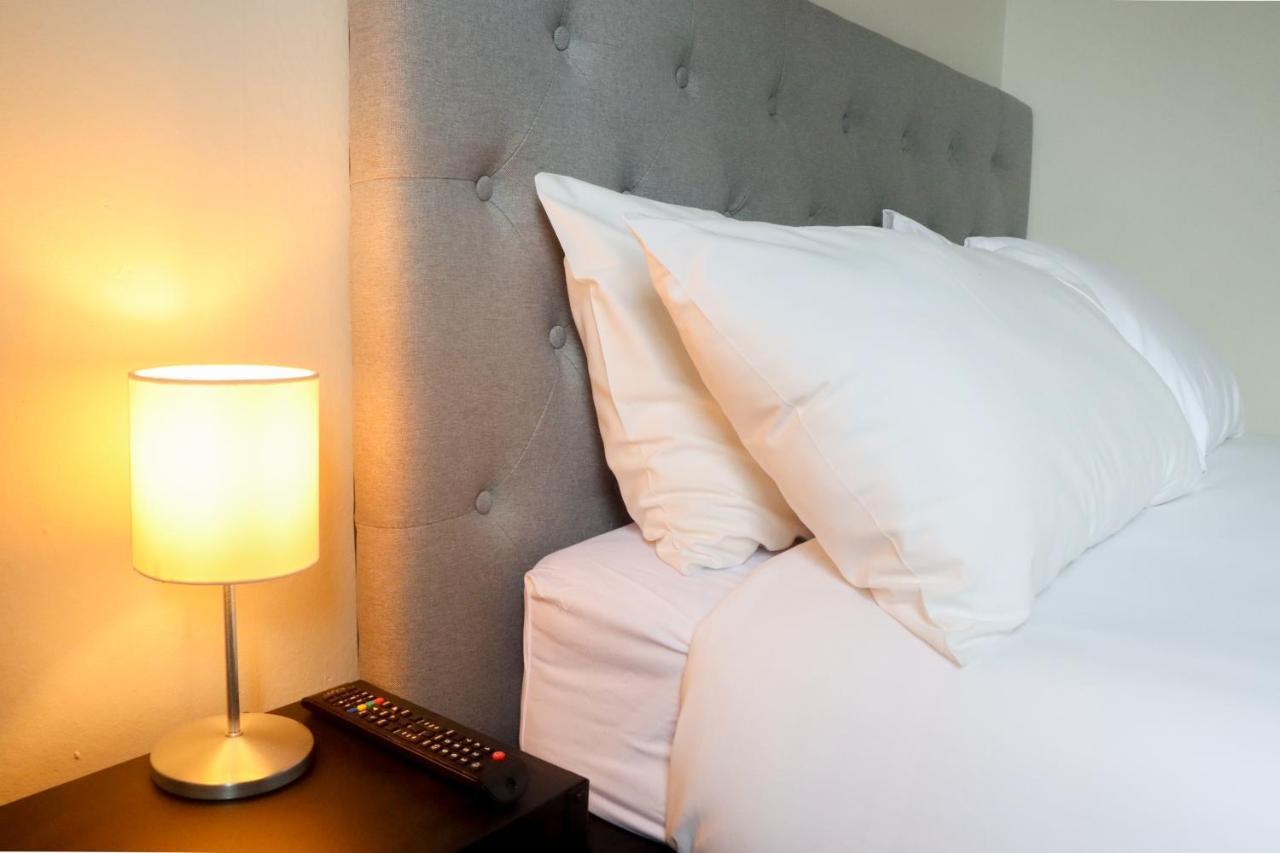 Tates Hotel Уиндзор Екстериор снимка