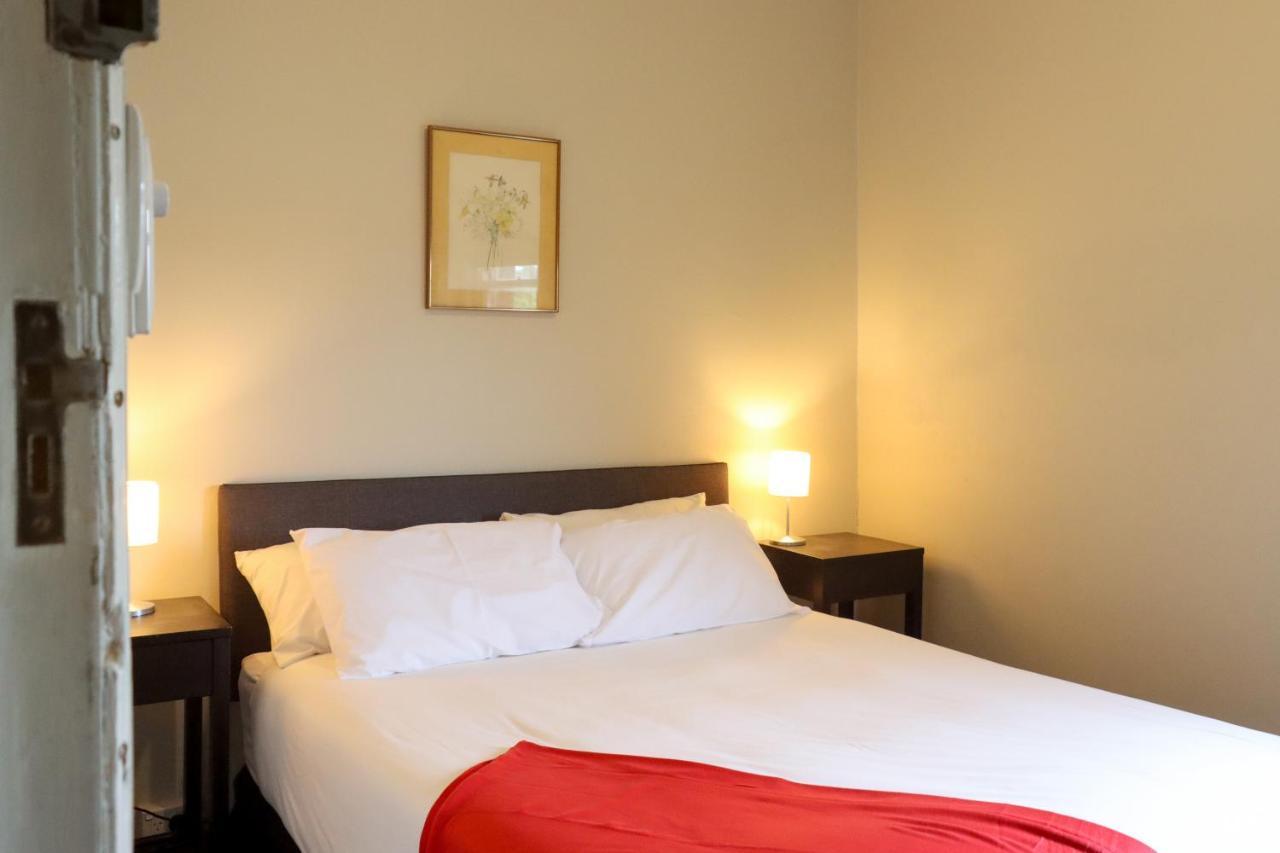 Tates Hotel Уиндзор Екстериор снимка