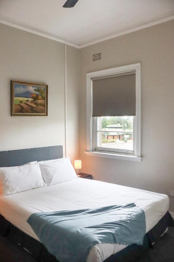 Tates Hotel Уиндзор Екстериор снимка